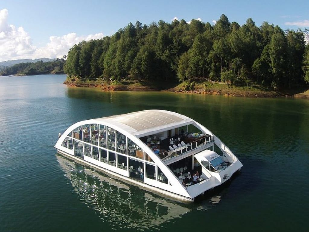 RECORRIDO EN EL BARCO POR LA REPRESA  